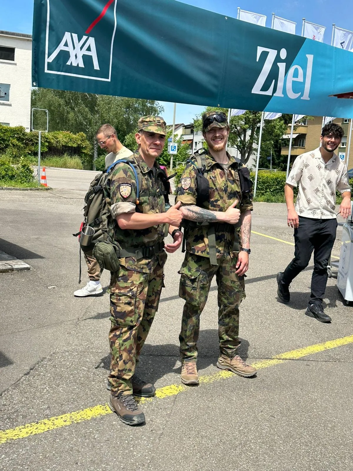 Oberstleutnant Boris Thamberger (links) und Oberleutnant Gian Marco Derungs absolvierten den 100-Kilometer-Marsch am schnellsten. 